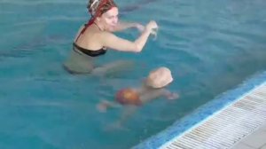 Саничка сам плывет. Грудничковое плавание 1 год 4 месяца в бассейне