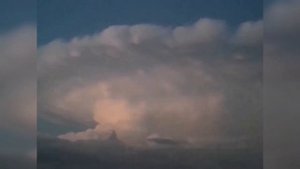 Зевс шалит. Редкое явление. Облако гриб с молниями, А слева в облаке буд-то силуэт человека