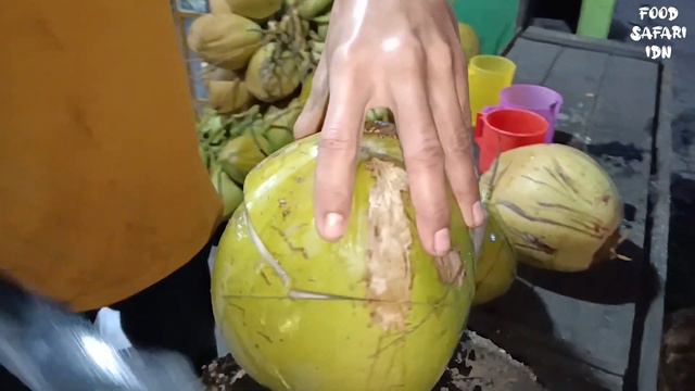 Cutting Yellow And Green Coconuts - Coconut Cutting Skills смотреть онлайн