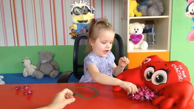 поделки своими руками. валентинка из конфет. идеи подарка.сладкий подарок.детский канал смотреть онлайн