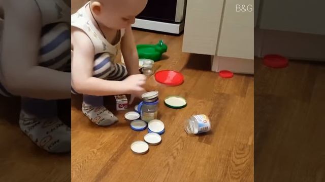 Мелкая моторика с крышками. Без помощи мамы. смотреть онлайн