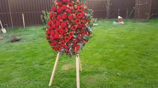 Купить траурный венок в красных тонах - Москва. смотреть онлайн