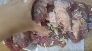 Солю мясо, говядина. Можно на беш, можно готовить что угодно