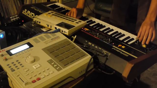 Roland Juno 6 / TR-505 / Akai MPC 2000 / Yamaha SPX-90 Test смотреть онлайн