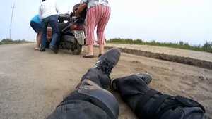 Падение со скутера на песчанной дороге