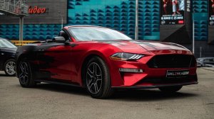 Кабриолет Ford Mustang — оклейка в индивидуальном стиле цветным винилом SunMax