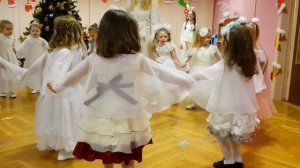 Новогодний Утренник 2019 Девочки танцуют прекрасный танец на новогоднем утреннике в детском саду.