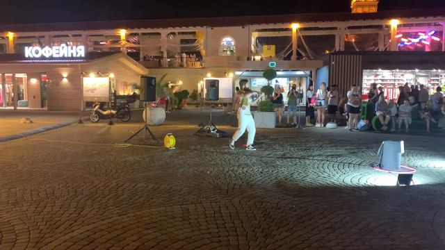 Сочинский музыкант играет красиво на скрипке смотреть онлайн