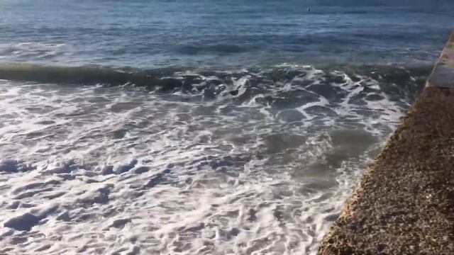 Морская пена накрывает берег Сочи