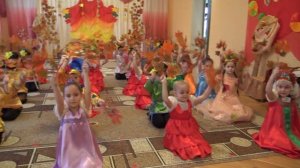 Общий танец "Осенний вальс с веточками" в детском саду