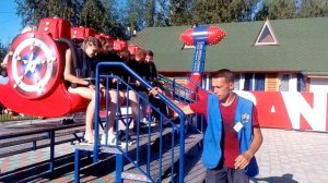 Дети катаются на атракционе "Бумеранг" в Нижнем Новгороде