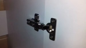 установка тумбы с раковиной Runo уют 55см в ванной.