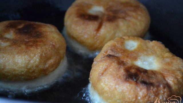 Дрожжевые пончики с вишнями