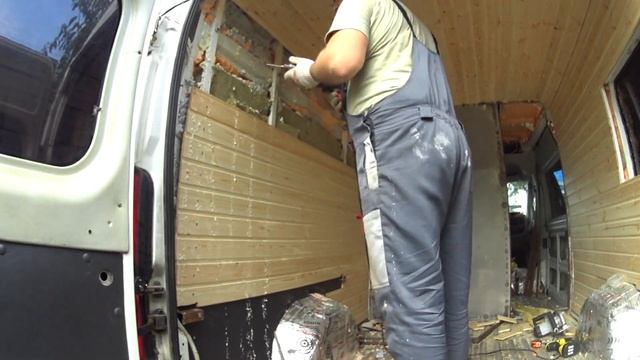 День 18. Обшили потолок автодома и сделали каркас заднего ящика - кровати.