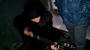 А здесь как прежде бьют фонтаны фонтаны, огни сверкают как в рекламе в рекламе