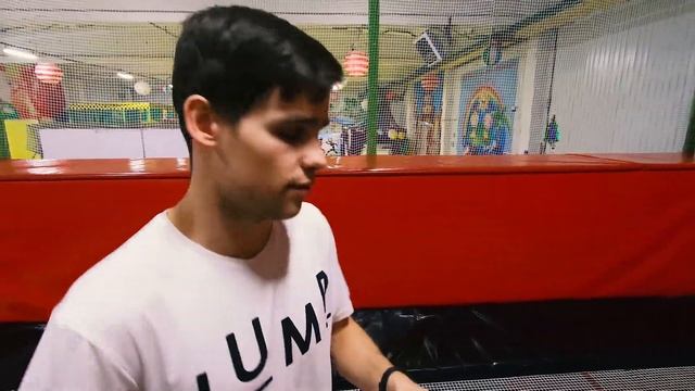 Простые трюки на батуте #3. Учимся прыгать на спине. смотреть онлайн