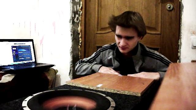 Мощный сабвуфер качает низкие частоты смотреть онлайн