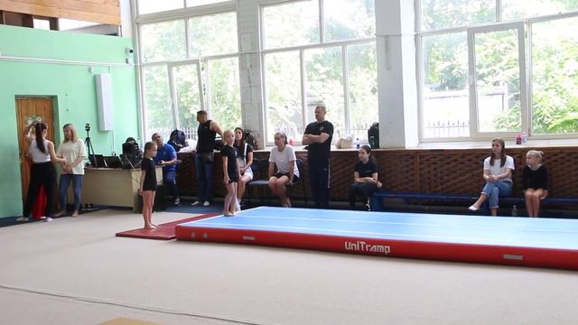 Открытое первенство ГБПОУ ДО РК "ДДЮТ" по прыжкам на акробатической дорожке_Ходакова Алиса_Сюрприз смотреть онлайн