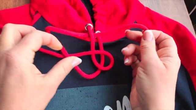 Как красиво завязать шнурки на кофте или куртке