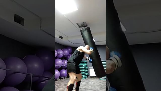 Тайский бокс. Муай тай. Фитнес. Отработка ударов на боксерском мешке. 29 сентября. Утро. Часть 2 смотреть онлайн