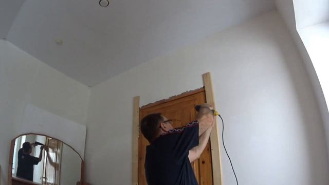 Установка дверного деревянного наличника, на дверь! Installing a wooden door plat band on the door! смотреть онлайн