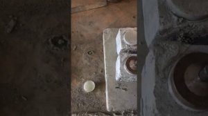 Подготовка к испытаю плиточного клея на адгезию к основанию бетона.