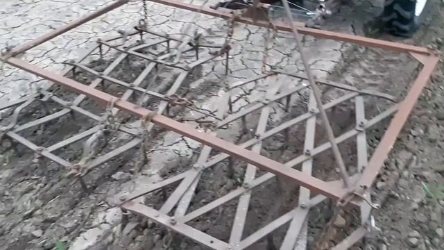 Боронуем чеснок!внесение селитры. #минитрактор #борона смотреть онлайн