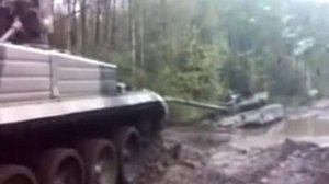 Танки грязи не боятся. БРЭМ тащит застрявший танк.