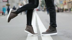 Чем отмыть белую подошву на обуви. Как стирать обувь. Как ухаживать за обувью. Белая подошва. Кеды.