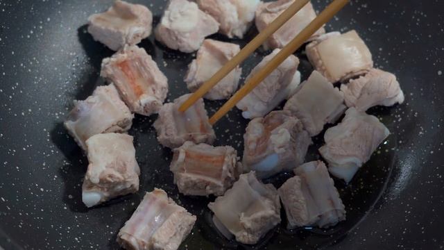 炖排骨汤记住不要直接炖，大厨告诉你技巧，汤鲜肉香无腥味。教你饭店炖白萝卜排骨汤的做法，加入百合和莲子，可以滋补身体，缓解咽喉肿痛，喉咙发痒。排骨汤怎么煮出牛奶一样的颜色？怎么做才不腥不柴？#排骨汤
