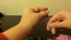 Браслет из резинок на пальцах Дождик