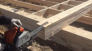 Выпиливаем ригель в стойках каркаса