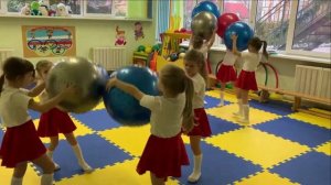 Танец с фитболами