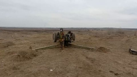 Командир взвода в ЛНР показал, как стреляет гаубица Д-30