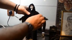 Фигурка гоустфейса из фильма крик .