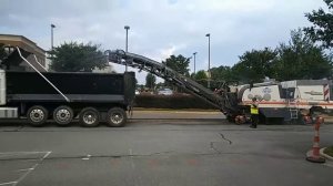 Машина режет асфальт