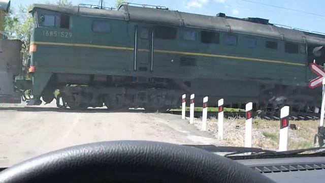 2ТЭ116 и СС1М-53 на переезде, станция Топиллы смотреть онлайн