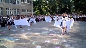 Beautiful dance by school girls Очень красивый танец школьниц на линейке, 1 сентября!