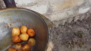 Картошка с овощами в казане на костре