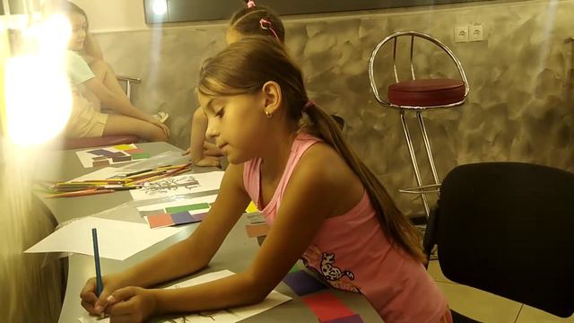 Урок психологии в школе @celebrity_lotus_kids #АльбинкаКартинка изучает психологию цвета💛❤️💚💙💜🧡