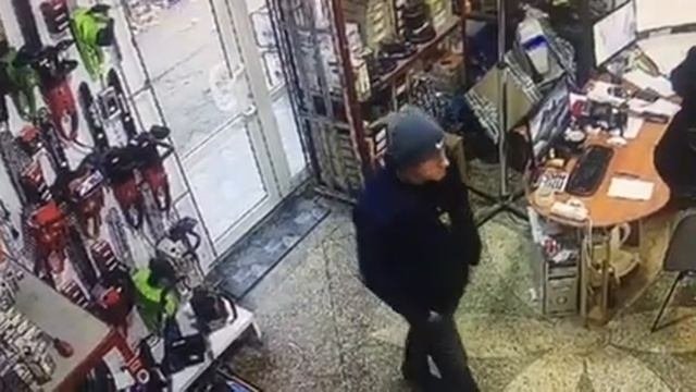 Посетитель магазина инструментов