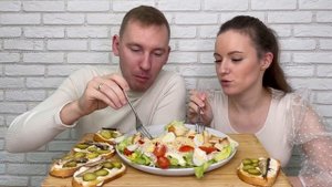 МУКБАНГ САЛАТ ЦЕЗАРЬ с курицей БУТЕРБРОДЫ СО ШПРОТАМИ ответы на вопросы MUKBANG CAESAR SALAD рецепт