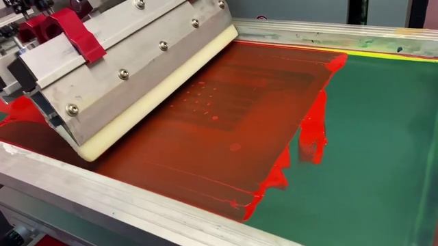 Печать на клавиатуре, шелкография. Printing on the keyboard, silk screen printing.