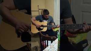 круто поет на гитаре