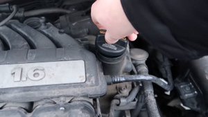 Эмульсия на крышке маслозаливной горловины, двигатель 1.6 BSE