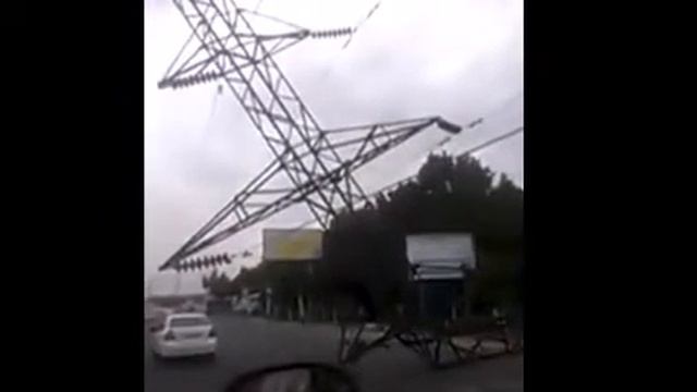 Буря добралась до Ташкента: в столице сильный ветер снес опору линии электропередач смотреть онлайн