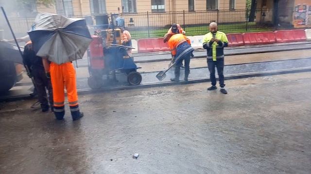 Укладка асфальта в дождик, Санкт-Петербург, Петропавловская улица, 14 июня 2022г. смотреть онлайн