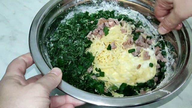 Ленивые пирожки с сыром и колбасой.Всё смешал и готово.. Удобно,быстро и вкусно..