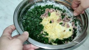 Ленивые пирожки с сыром и колбасой.Всё смешал и готово.. Удобно,быстро и вкусно..