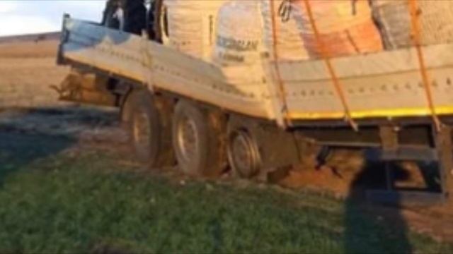 Несколько смешных и грустных моментов про грузовики и дальнобойщиков! смотреть онлайн